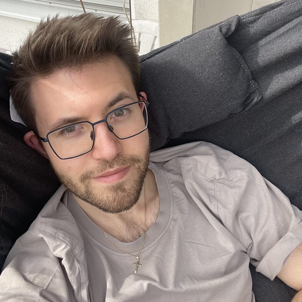 Benedikt in einem Hängesessel